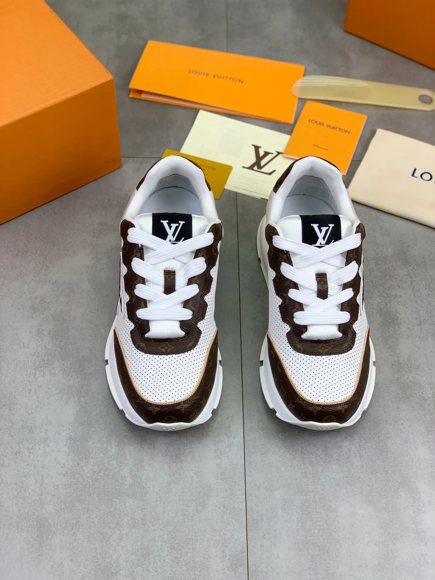 Factory price P700 💶 Top version [LOUIS VUITTON] Couple 🧑‍🤝‍🧑 Craftsman style Counter series (original order) New style 🍀LV Louis Vuitton - top version LV classic high-top trendy shoes! Made of imported original craft calfskin, original breathable lining, and original wear-resistant, lightweight, high-end TPU outsole! High quality products! 2️⃣ colors available, size: female 35-39, male 39-44 (female 40, male 45 46 customized)